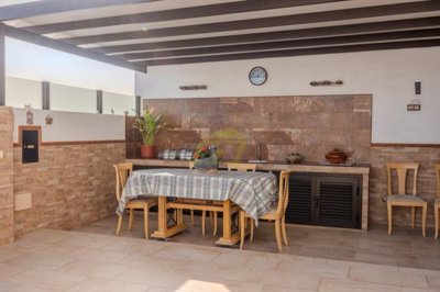 Immaculately maintained semi detached home with sea views in Playa Honda
