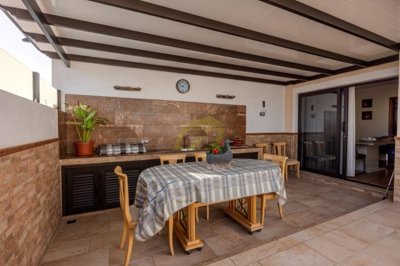 Immaculately maintained semi detached home with sea views in Playa Honda