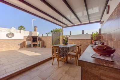 Immaculately maintained semi detached home with sea views in Playa Honda
