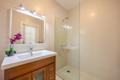 Lovely first floor apartment with south facing balcony in peaceful area