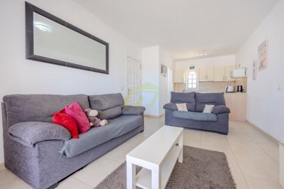 Lovely first floor apartment with south facing balcony in peaceful area