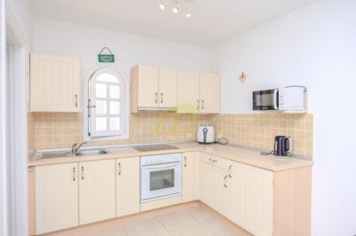 Lovely first floor apartment with south facing balcony in peaceful area