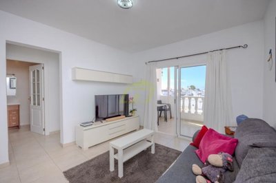 Lovely first floor apartment with south facing balcony in peaceful area