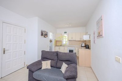 Lovely first floor apartment with south facing balcony in peaceful area