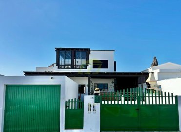 Detached house just a stone’s throw from the sea and natural pools