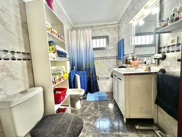 Detached house just a stone’s throw from the sea and natural pools