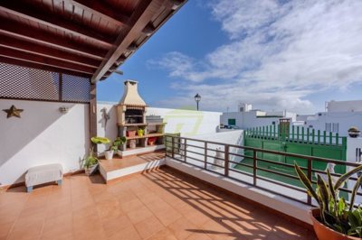 Detached house just a stone’s throw from the sea and natural pools