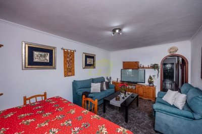 Detached house just a stone’s throw from the sea and natural pools