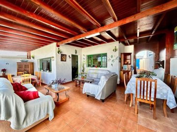 Detached house just a stone’s throw from the sea and natural pools