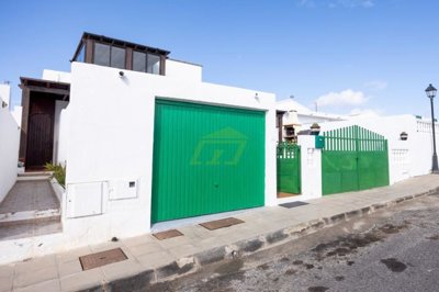 Detached house just a stone’s throw from the sea and natural pools