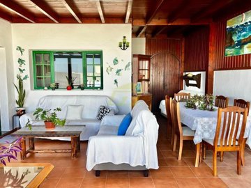 Detached house just a stone’s throw from the sea and natural pools