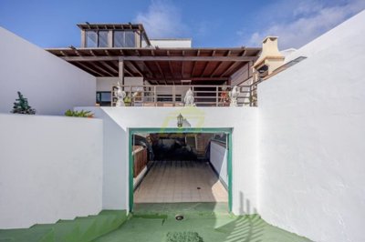 Detached house just a stone’s throw from the sea and natural pools