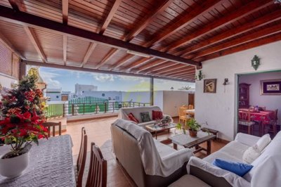 Detached house just a stone’s throw from the sea and natural pools