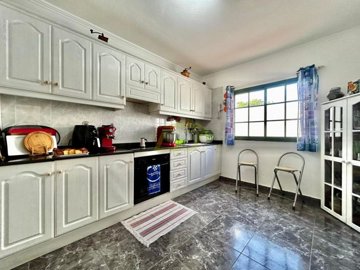 Detached house just a stone’s throw from the sea and natural pools