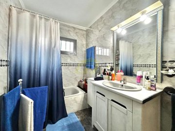 Detached house just a stone’s throw from the sea and natural pools