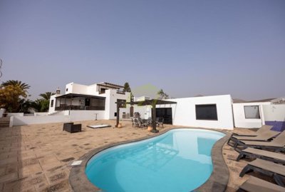Large Family home with extra accommodation and private swimming pool