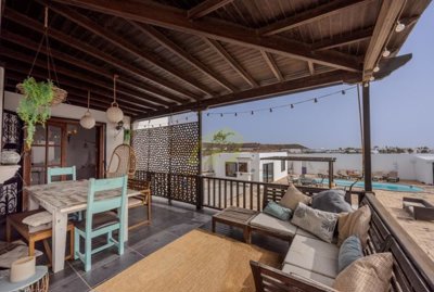 Large Family home with extra accommodation and private swimming pool