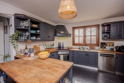 Large Family home with extra accommodation and private swimming pool