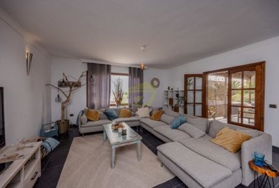 Large Family home with extra accommodation and private swimming pool