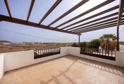 Large Family home with extra accommodation and private swimming pool