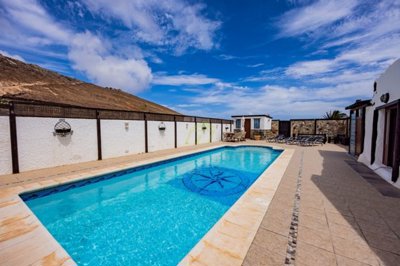 5 Bedroom country home, 2-bedroom apartment, private pool, plot and more in Tinajo