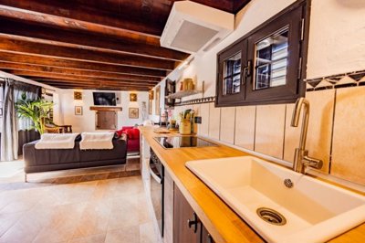 5 Bedroom country home, 2-bedroom apartment, private pool, plot and more in Tinajo