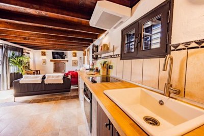 5 Bedroom country home, 2-bedroom apartment, private pool, plot and more in Tinajo