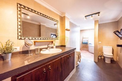 5 Bedroom country home, 2-bedroom apartment, private pool, plot and more in Tinajo