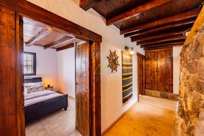 5 Bedroom country home, 2-bedroom apartment, private pool, plot and more in Tinajo