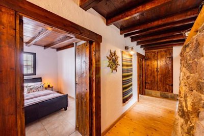 5 Bedroom country home, 2-bedroom apartment, private pool, plot and more in Tinajo