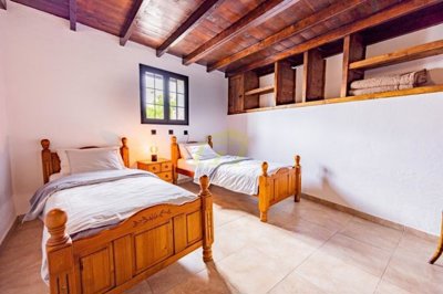 5 Bedroom country home, 2-bedroom apartment, private pool, plot and more in Tinajo