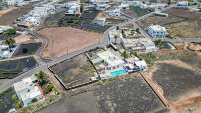 5 Bedroom country home, 2-bedroom apartment, private pool, plot and more in Tinajo