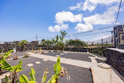 5 Bedroom country home, 2-bedroom apartment, private pool, plot and more in Tinajo