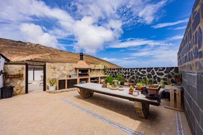 5 Bedroom country home, 2-bedroom apartment, private pool, plot and more in Tinajo