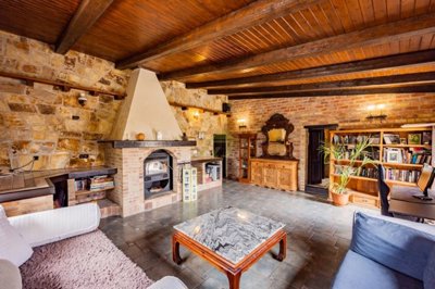 5 Bedroom country home, 2-bedroom apartment, private pool, plot and more in Tinajo