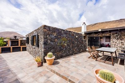 5 Bedroom country home, 2-bedroom apartment, private pool, plot and more in Tinajo