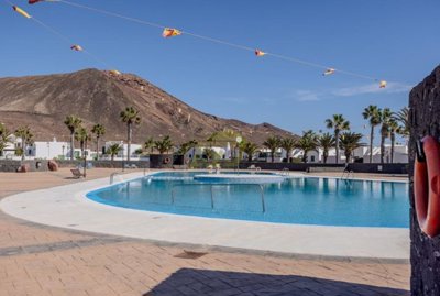 Exclusive villa with communal pool in Playa Blanca for sale