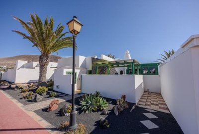 Exclusive villa with communal pool in Playa Blanca for sale