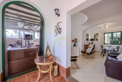 Exclusive villa with communal pool in Playa Blanca for sale