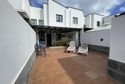 Beautiful 2 bedroom, 1 bathroom home with additional guest WC in the sought-after Faro Pechiguera area