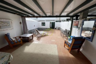 Beautiful 2 bedroom, 1 bathroom home with additional guest WC in the sought-after Faro Pechiguera area