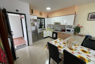 Beautiful 2 bedroom, 1 bathroom home with additional guest WC in the sought-after Faro Pechiguera area