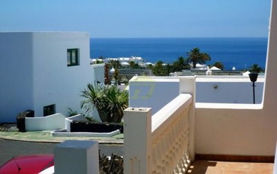 A stunning apartment with pool and sea views