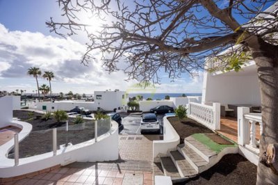 A stunning apartment with pool and sea views