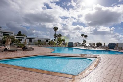 A stunning apartment with pool and sea views