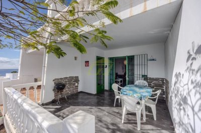 A stunning apartment with pool and sea views