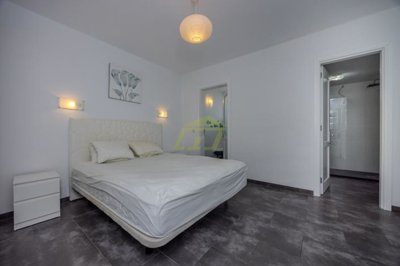 A stunning apartment with pool and sea views