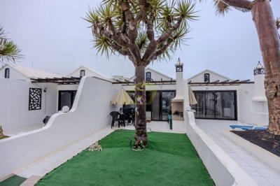 1 bedroom 1 bathroom apartment in frontline complex with communal pools