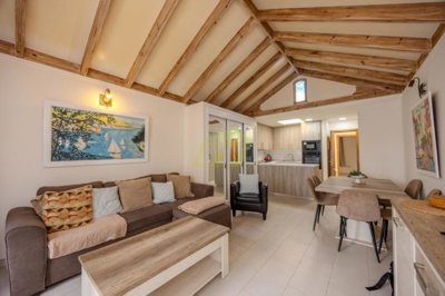 1 bedroom 1 bathroom apartment in frontline complex with communal pools