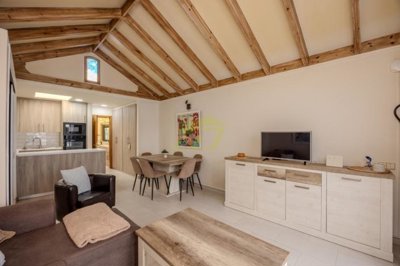 1 bedroom 1 bathroom apartment in frontline complex with communal pools